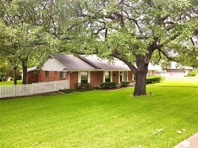 Building Photo - 910 Rock Canyon Dr