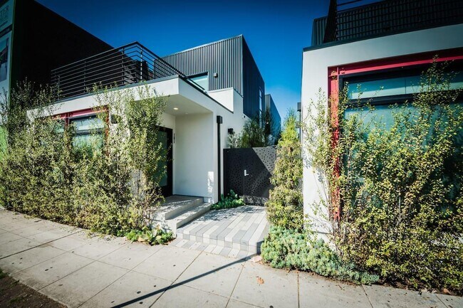 Foto del edificio - 483 Washington Blvd