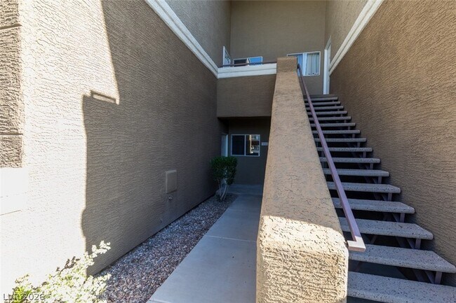 Foto del edificio - 8070 W Russell Rd