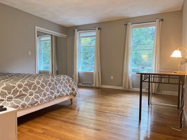 Foto del edificio - 75 Tenney Rd