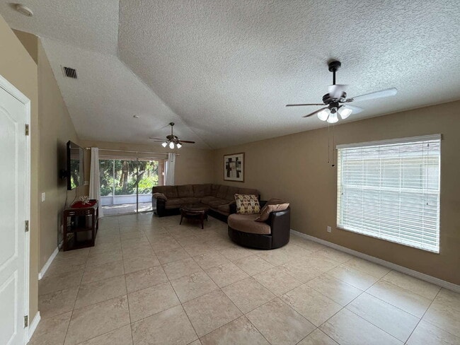 Foto del edificio - Spacious 3/2 with tranquil setting is wait...