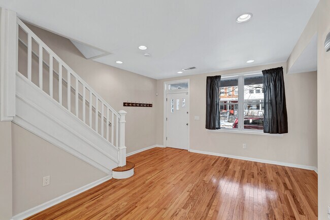 Building Photo - 1921 Bennett Pl NE