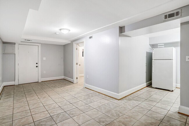 Foto del edificio - 2BR Basement Apartment | Brightwood