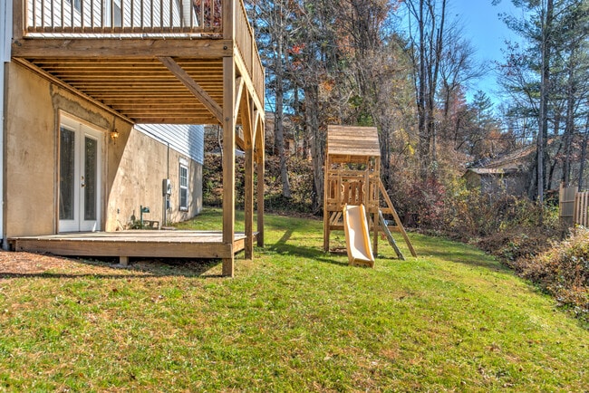 Back Yard and Decks - 216 Windsor Ct