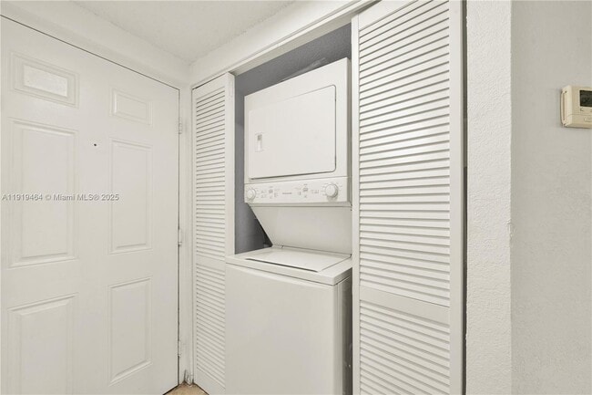 Foto del edificio - 8290 Lake Dr