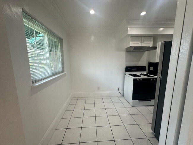 Building Photo - 8576 Holloway Dr