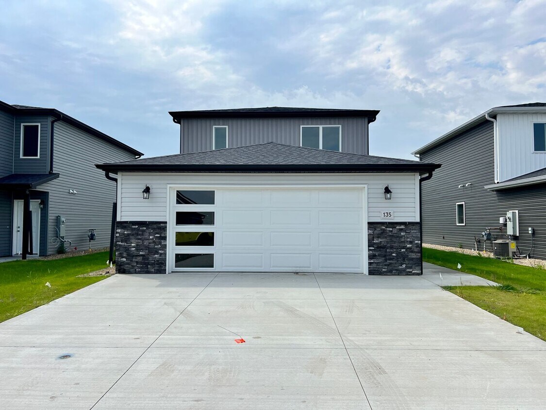 Foto principal - 4 Bed | 2 Bath | 2 Stall Garage | Single F...