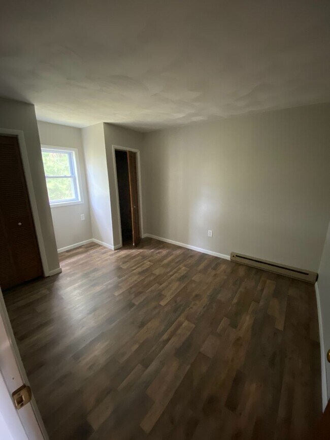 Building Photo - 3 bed, 1 bath home.