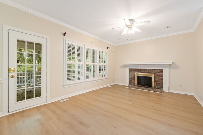 Foto del edificio - Spacious 4-Bed, 2.5-Bath Home on 1 Acre wi...