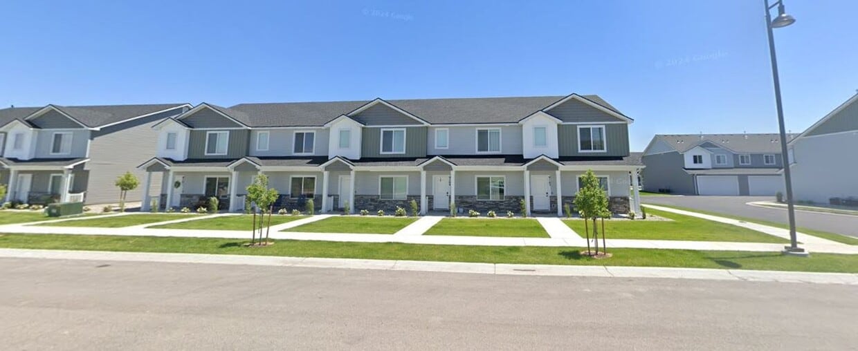 Primary Photo - END UNIT - 3 BED 2.5 BATH LUXURY TOWNHOME ...
