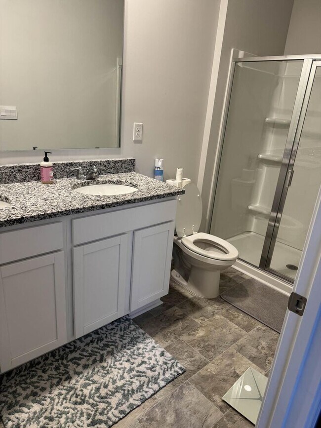 Foto del edificio - 469 Kentbury Ct