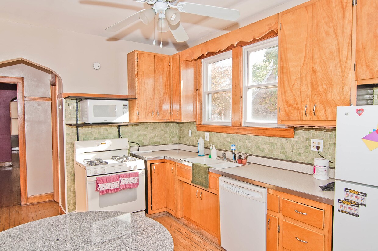 Primary Photo - 6320 S Komensky Ave