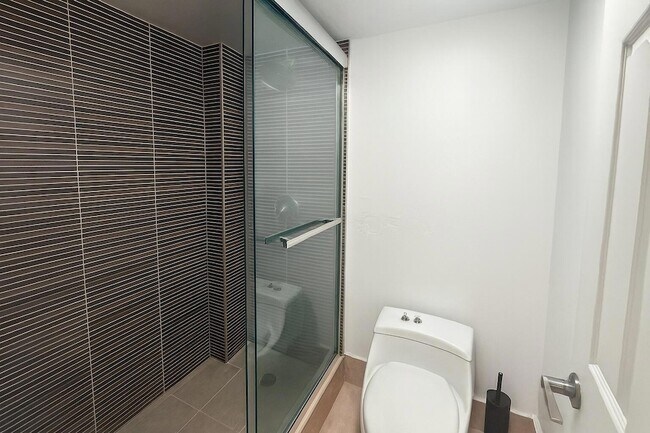 Foto del edificio - 16909 N Bay Rd