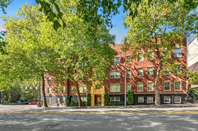 Building Photo - Huge Units, Washer & Dryer, Parking, Priva...