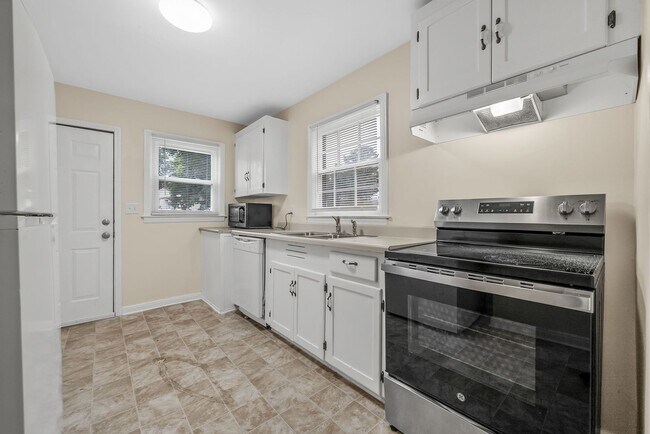 Foto del edificio - 2 Bedroom Home For Rent Near APSU!