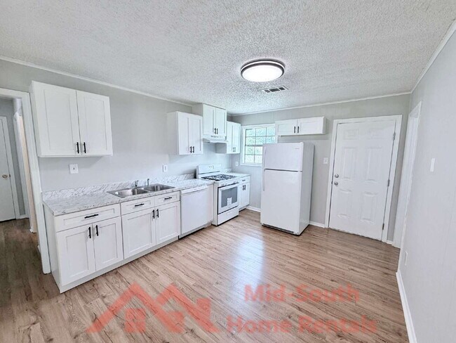 Building Photo - 4011 Double Tree St