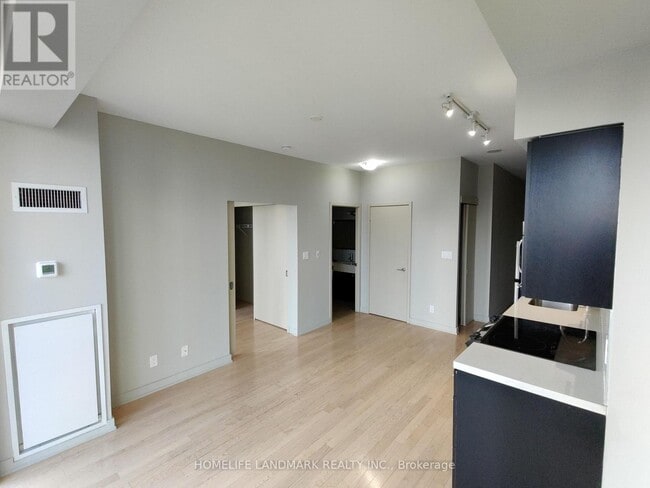 Building Photo - 126 Simcoe St