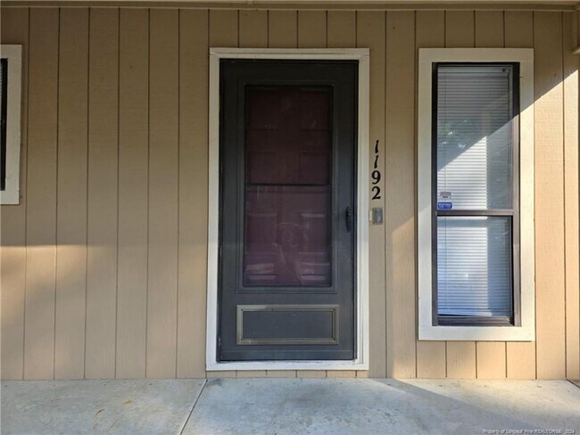 Building Photo - Well maintained 2 bedroom townhome!