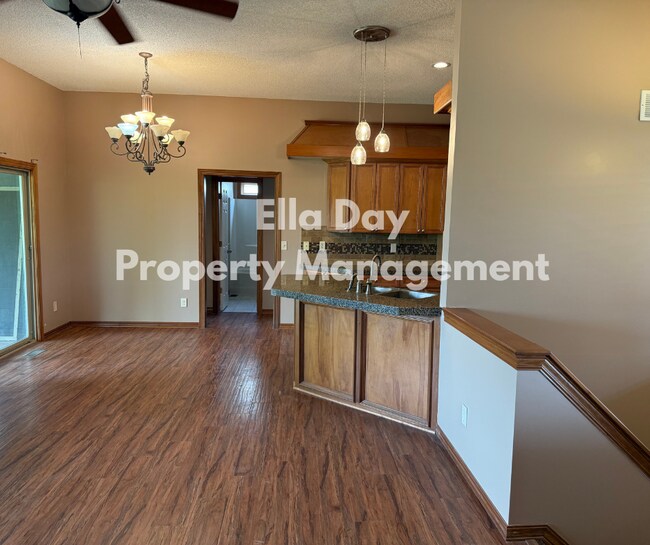 Foto del edificio - 3025 Triple Creek Dr