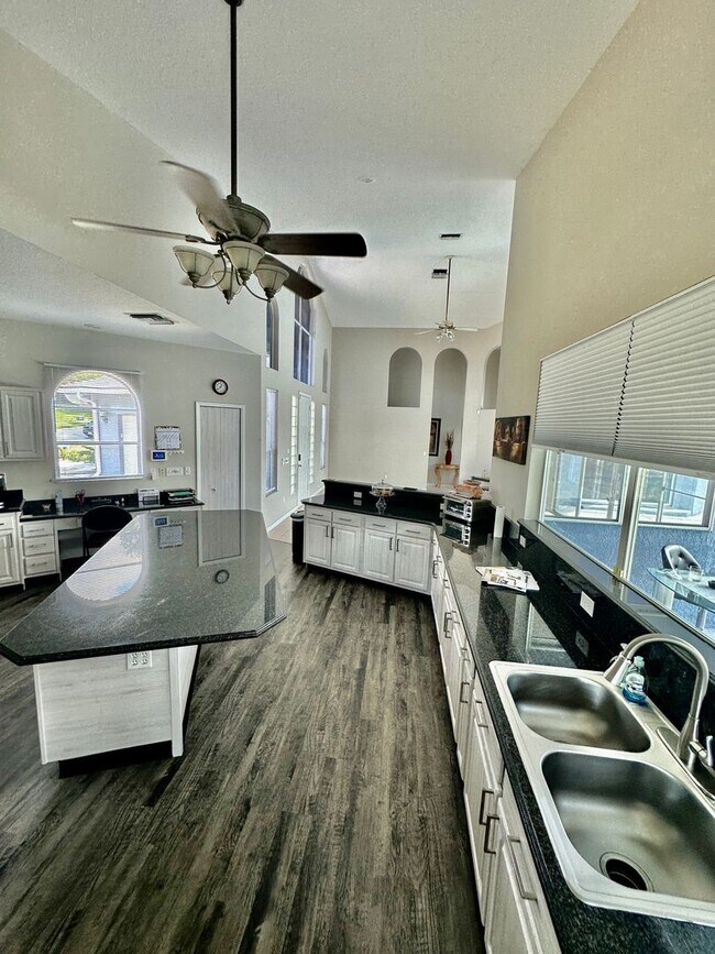 Foto del edificio - Amazing 4 bed 3 bath home with Pool - NO E...