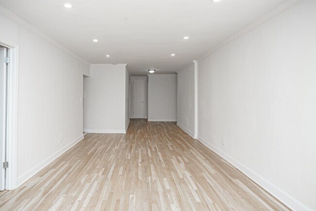 Foto del edificio - 67-41 Burns St