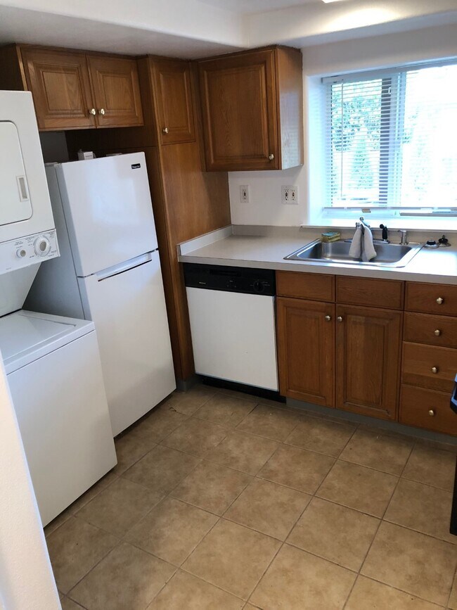 Laundry and dishwasher - 1610 SE Yukon St