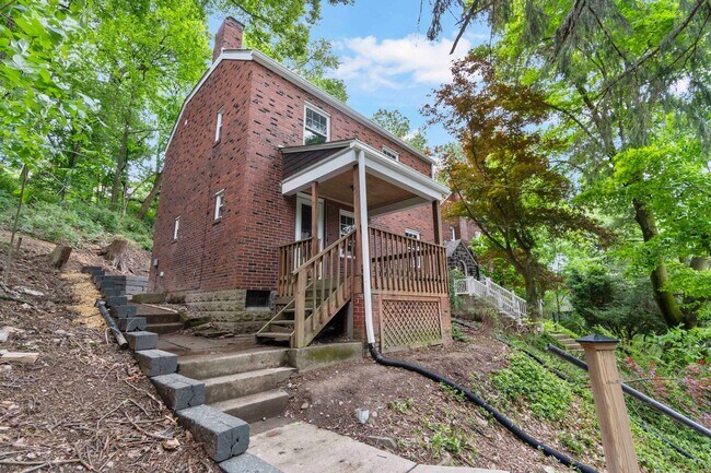Foto del edificio - READY FOR MOVE IN! Don't miss this UPDATED 3-bedroom in Forest Hills!