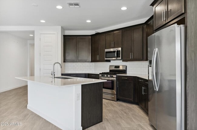 Building Photo - 565 E White Wing Dr