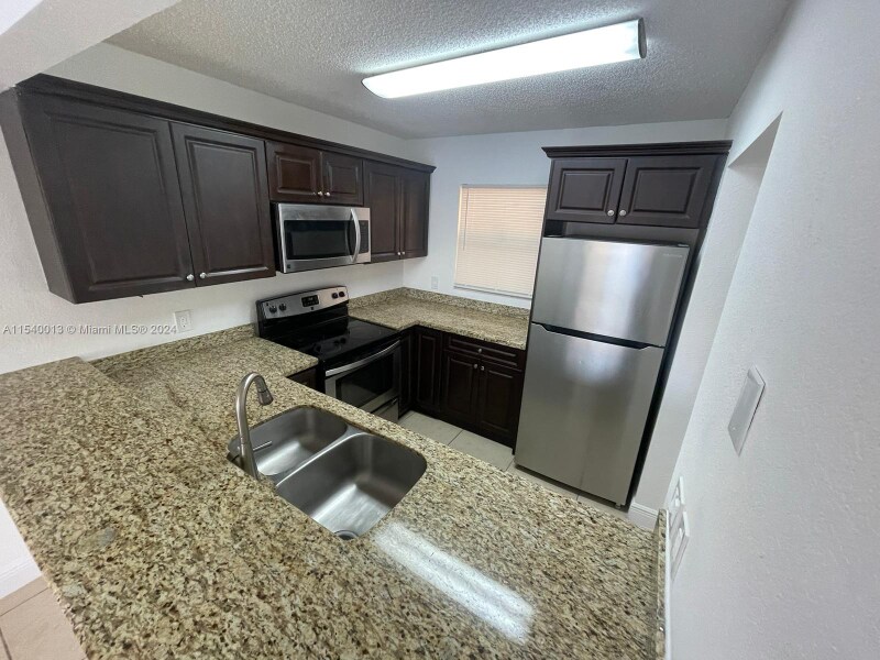 Building Photo - 1484 Lake Crystal Dr