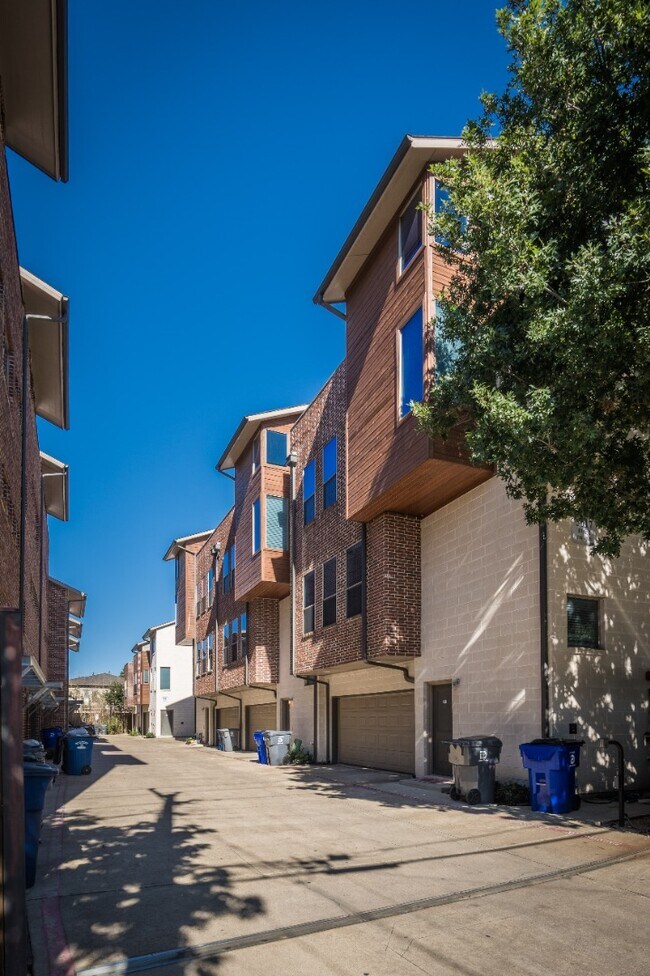 Foto del edificio - Henderson Ave Townhome with Rooftop Skyline Views