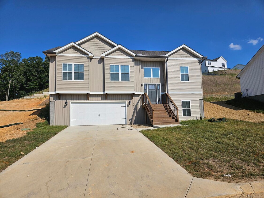 Foto principal - New Construction in Karns with Washer and ...