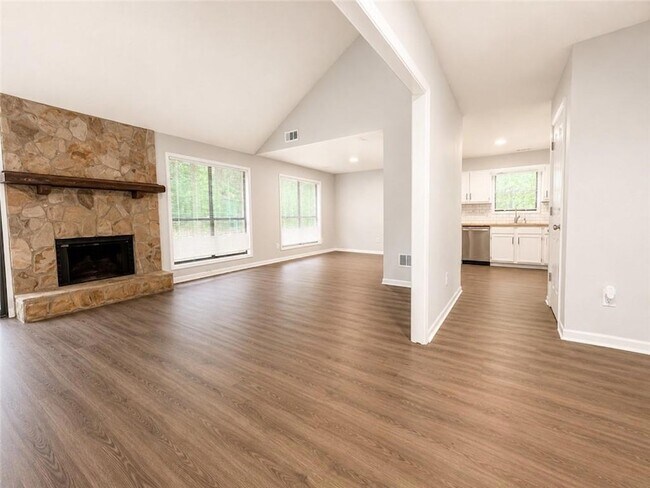 Building Photo - 4798 Kings Crossing Dr NE