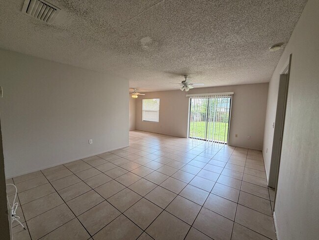 Foto del edificio - 2/2 Bedroom house with 1 car garage and fenced yard.
