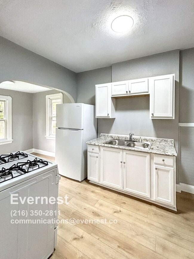 Building Photo - Charming 3-Bedroom Lower Duplex with Firep...
