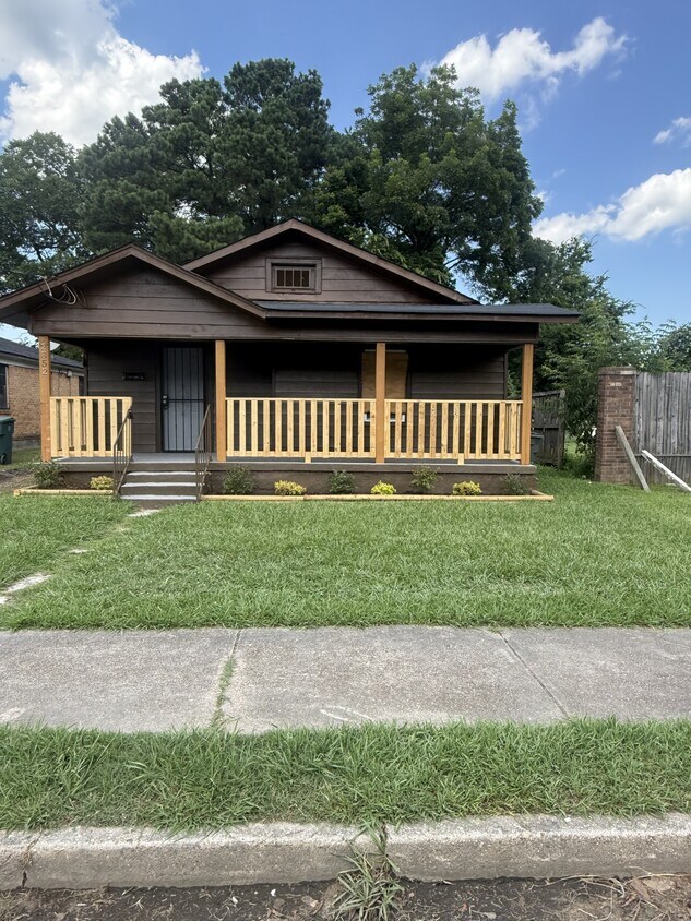 Building Photo - 2352 Hubbard Ave