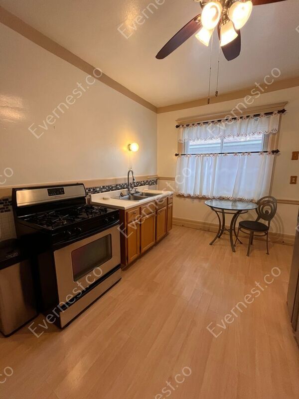 Foto del edificio - 1031 E Grand Blvd