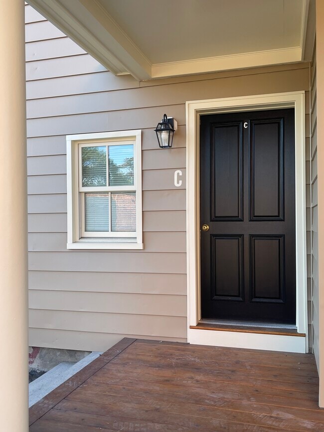 Building Photo - 528 Chapel St