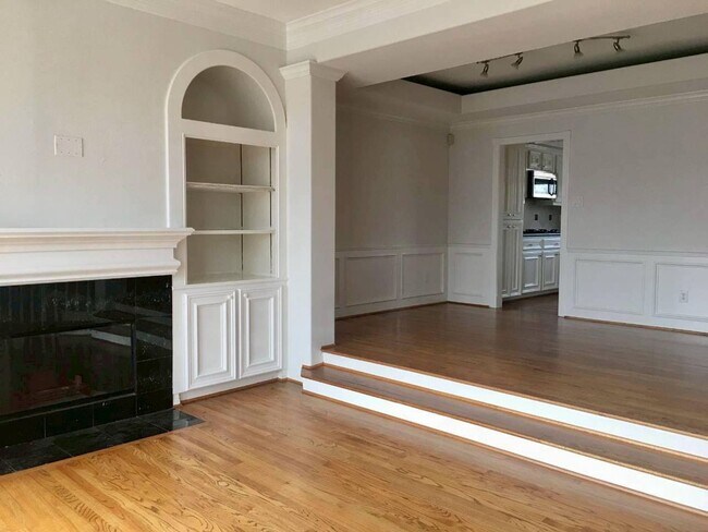 Foto del edificio - Discounted Deposit! Stylish 3-Bedroom Town...
