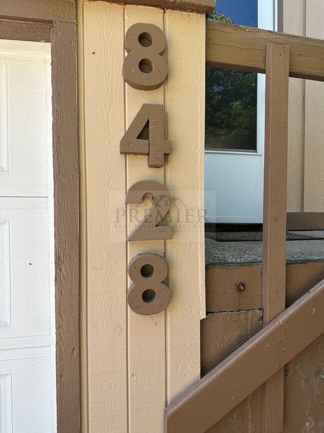 Building Photo - 3 bed / 1 bath duplex for rent - $1425- re...