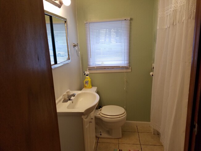Full bath with Tub and shower - 211 W Eureka St