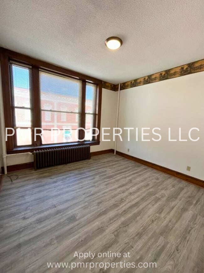 Building Photo - Red Oak Apartments