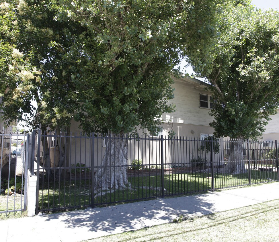 Building Photo - 11913 Vanowen St