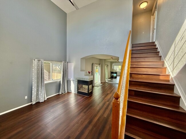 Building Photo - Beautiful 2 Bedroom Townhome- Minutes from...