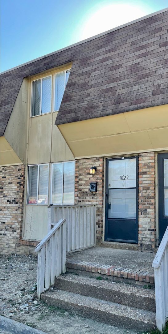 Foto del edificio - Cute and Convenient  South Nashville Townhouse near BNA and Woodbine - Renovated