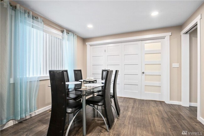 Building Photo - Beautiful 3 Bed 2 Bath House