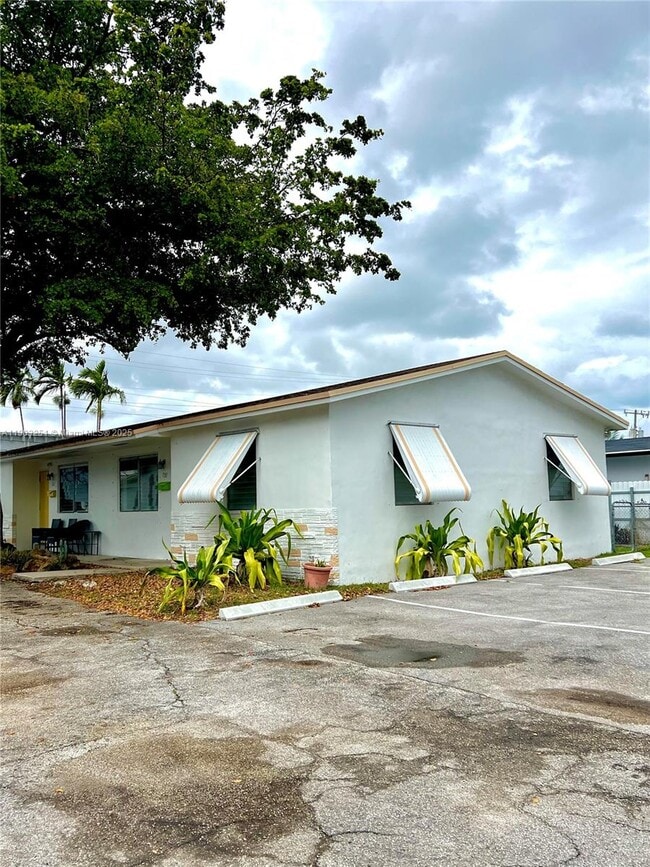 Foto del edificio - 730 NW 1st Ct