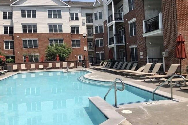 Building Photo - 300 W Elm St