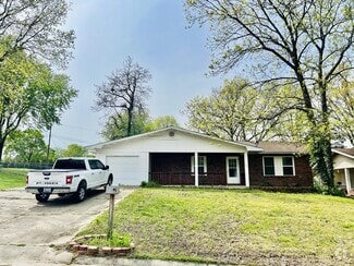 Building Photo - 213 Circle Dr