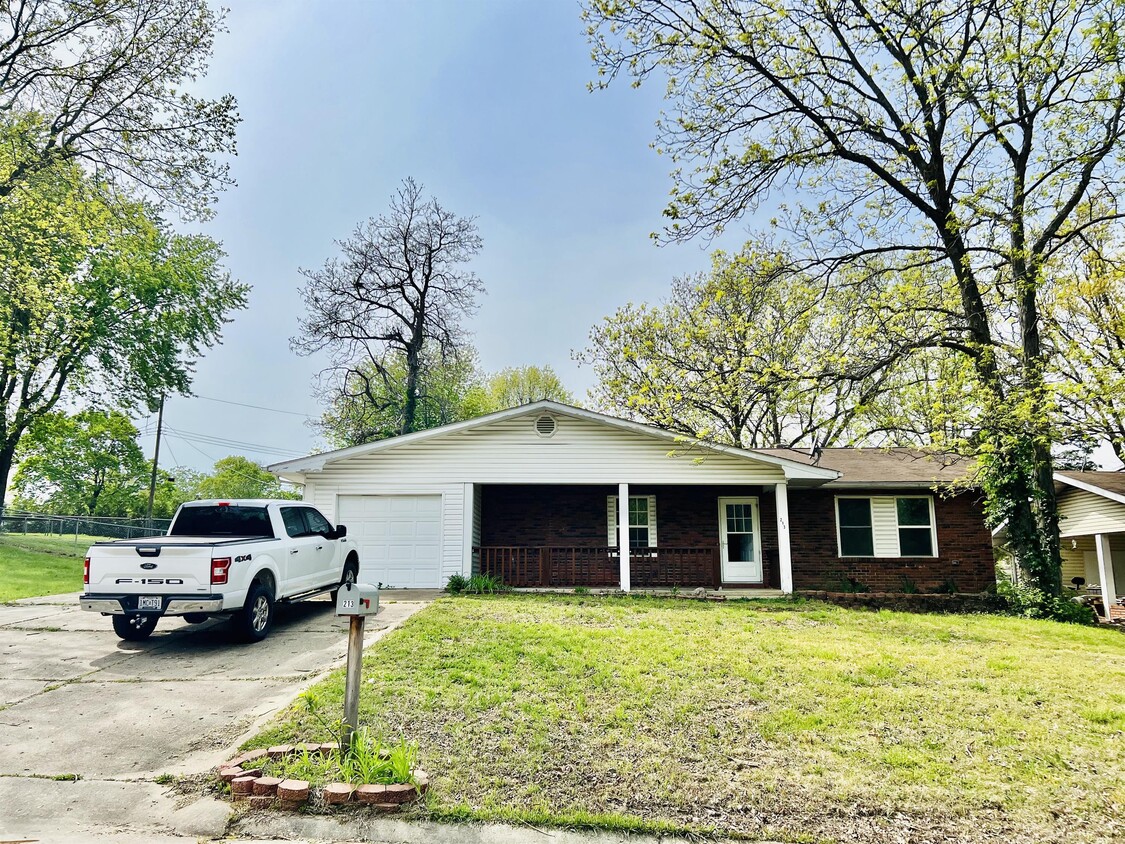 Primary Photo - 213 Circle Dr