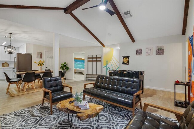 Foto del edificio - 5819 Chrystell Ln
